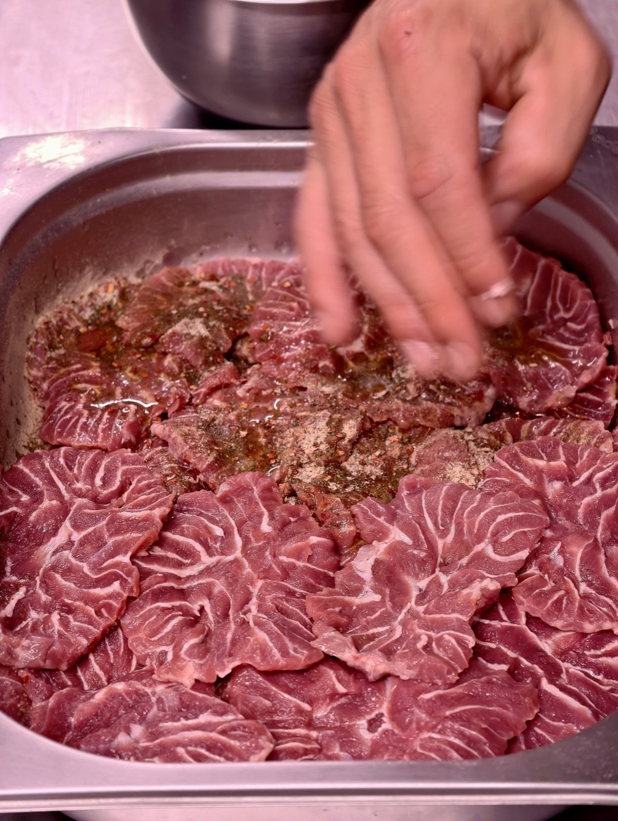 Marinado con sal y especias sobre casta&ntilde;uela