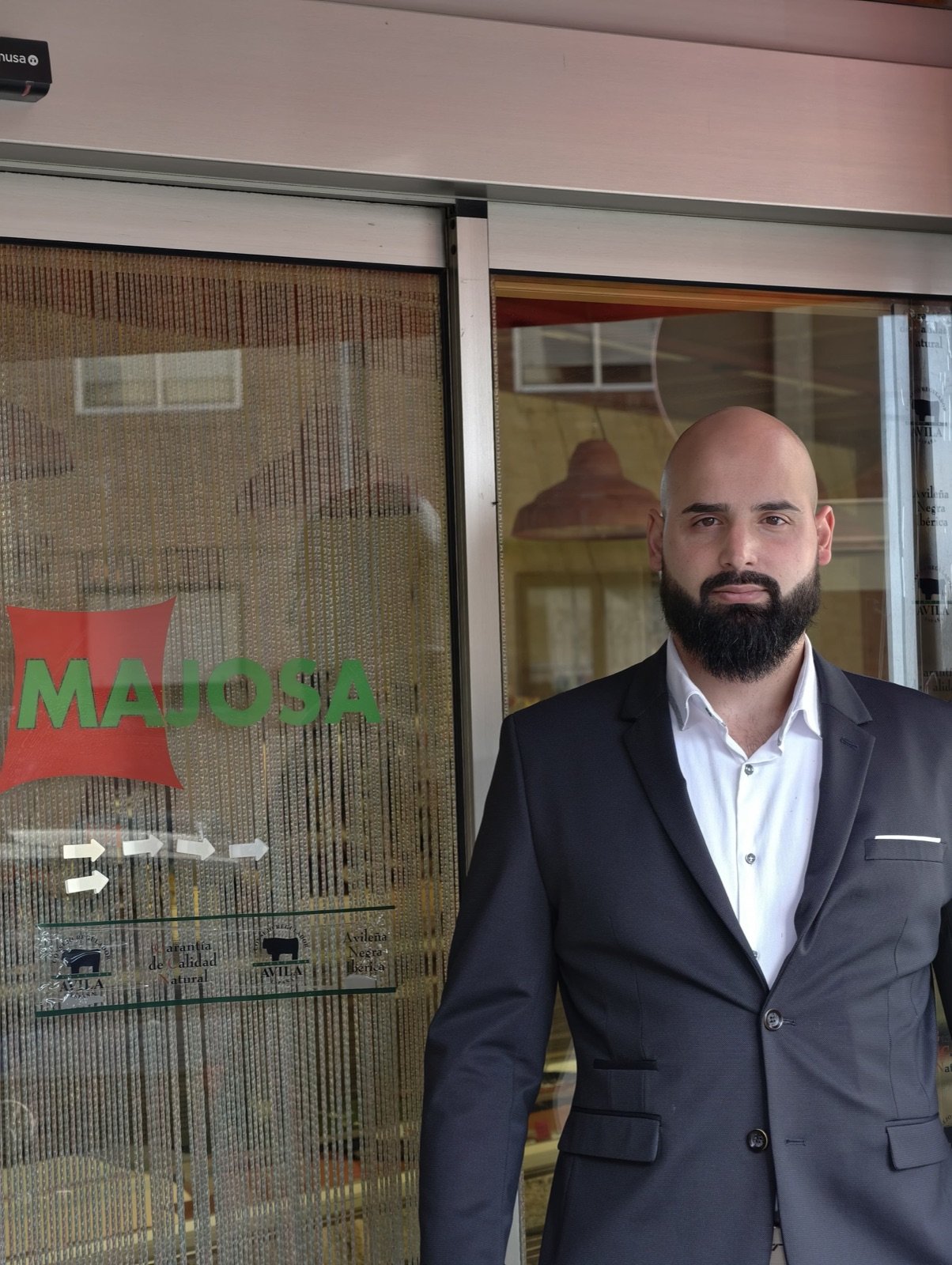 Mario Saiz en la entrada de Carnicer&iacute;a Majosa, Lerma